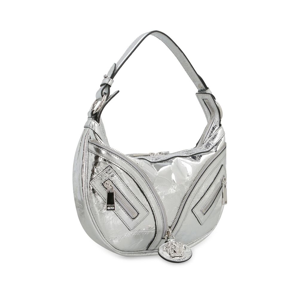 Bolso bandolera de piel de cordero plateada de Versace