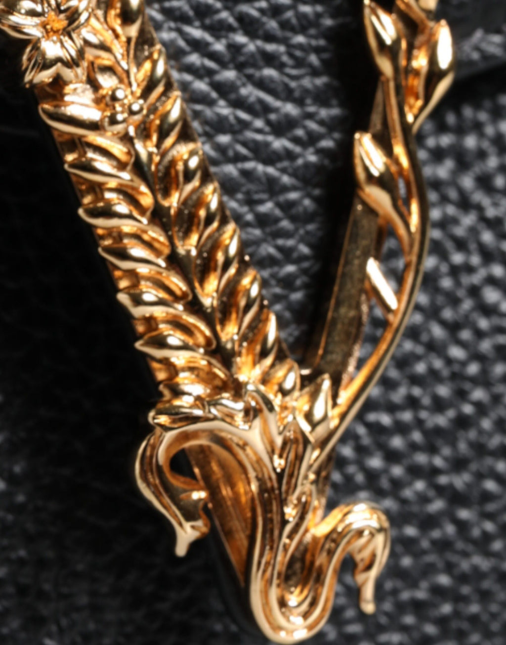 Sac bandoulière en cuir de veau grainé noir avec logo Versace