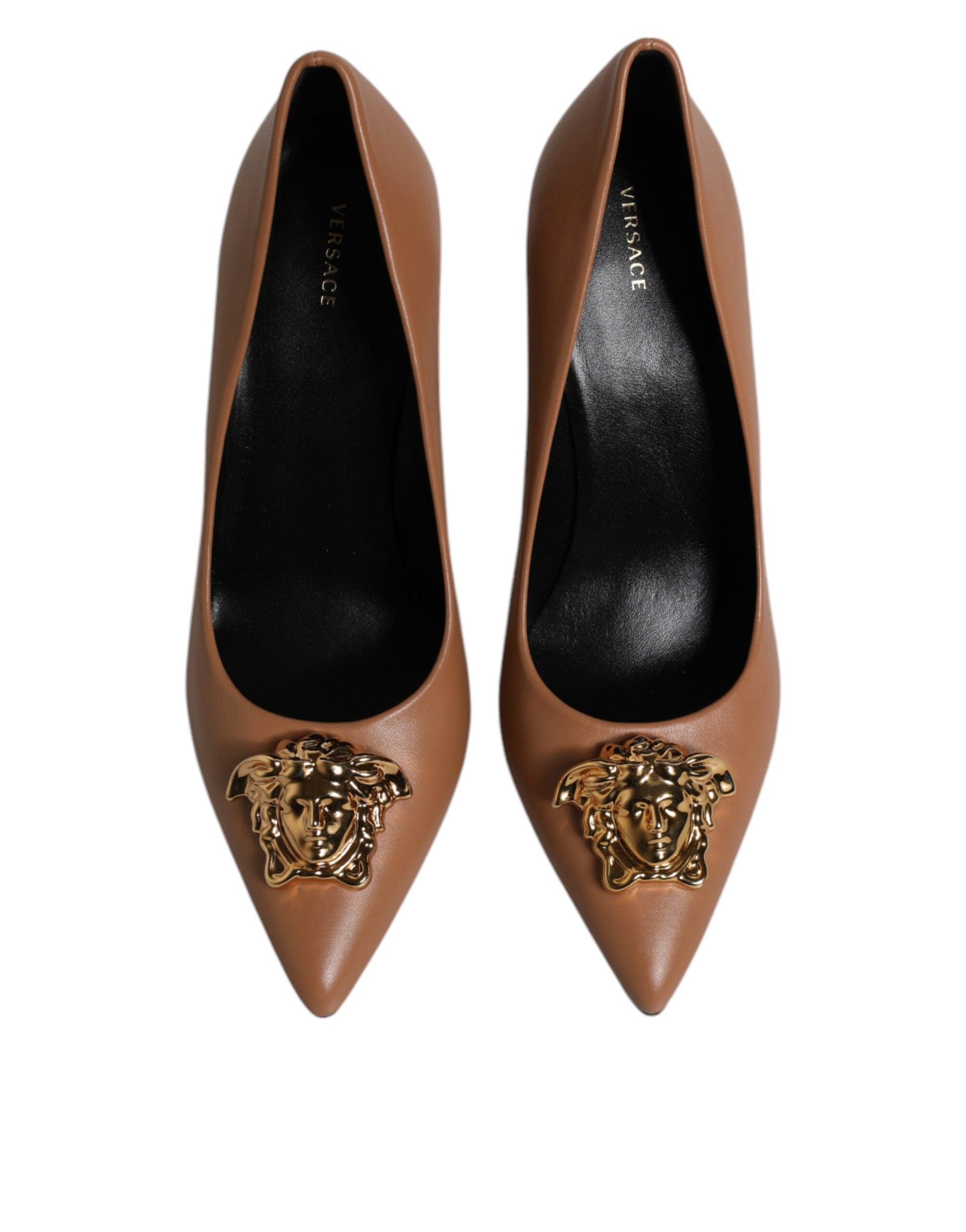 Escarpins à talons hauts en cuir marron avec plaque logo Versace