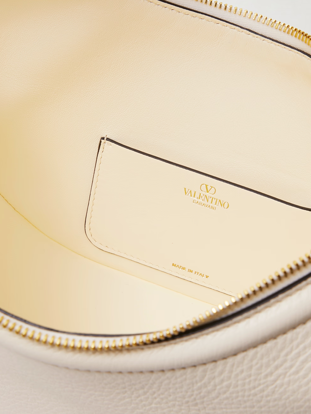Sac à bandoulière Hobo Vlogo petit modèle en cuir ivoire Valentino Garavani