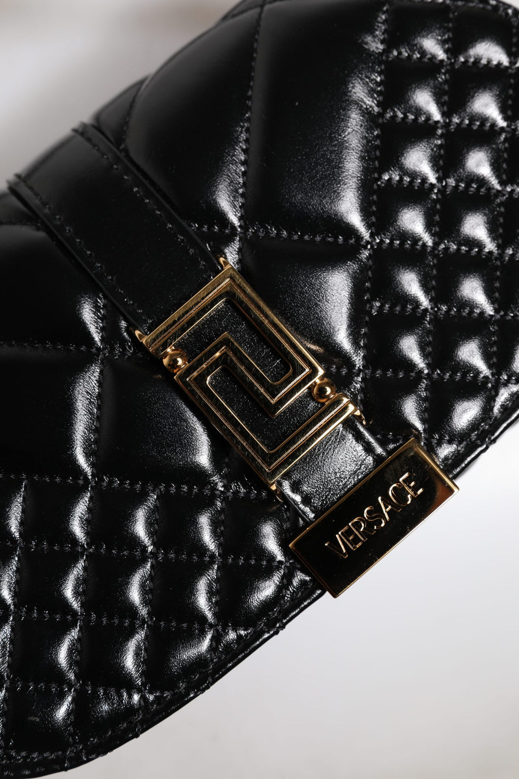 Bolso de hombro acolchado de piel de becerro negra Versace