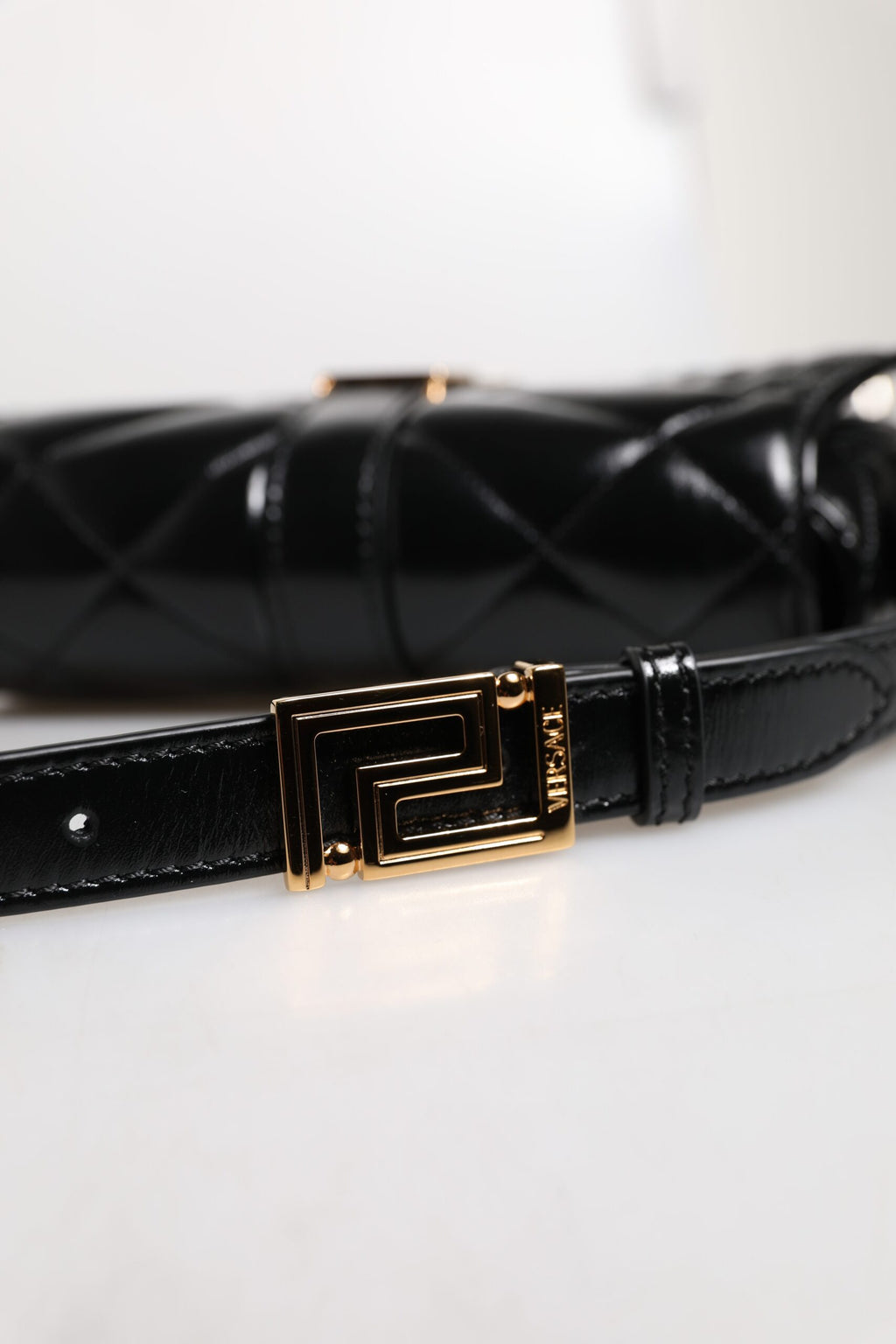 Bolso de hombro acolchado de piel de becerro negra Versace