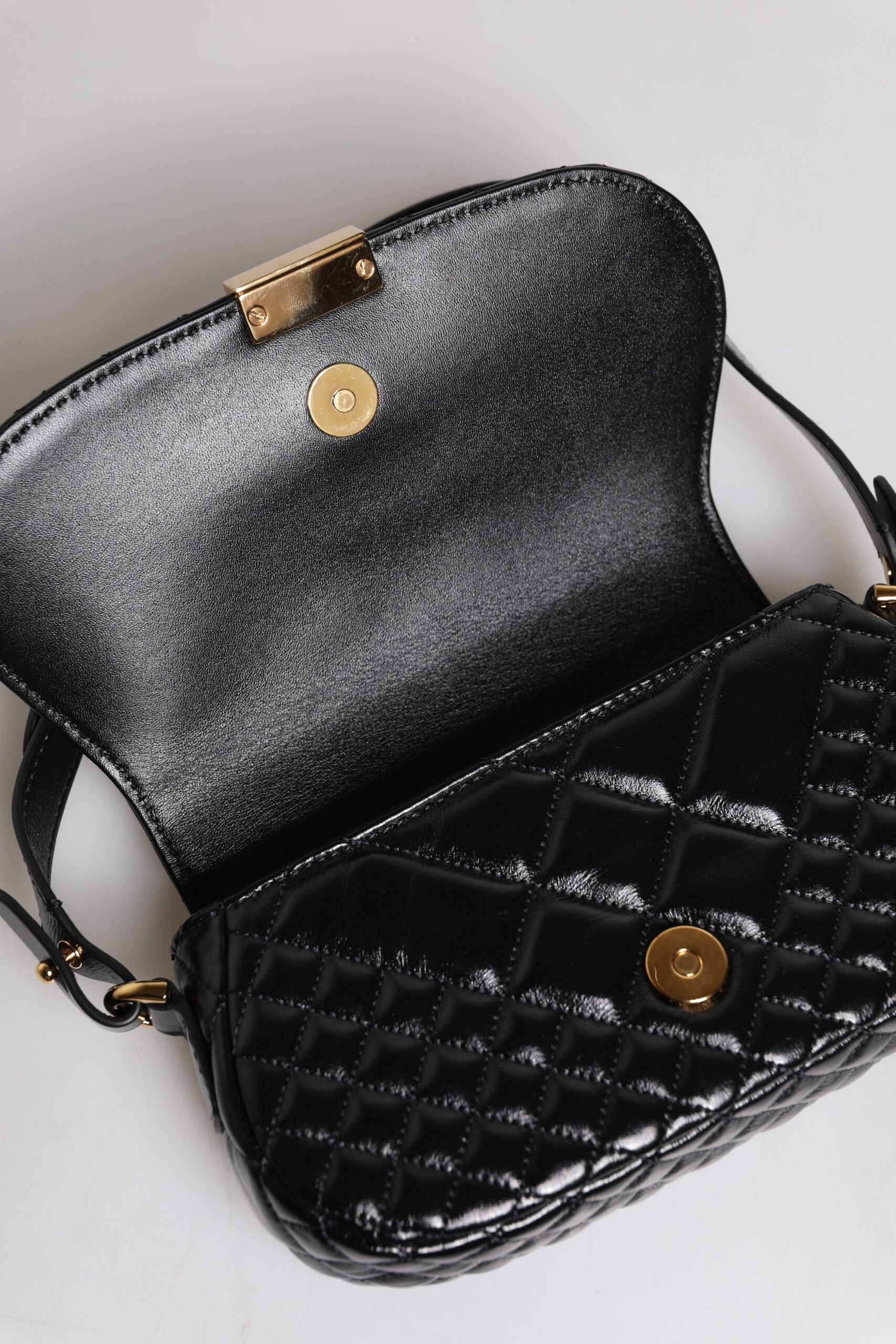 Bolso de hombro acolchado de piel de becerro negra Versace